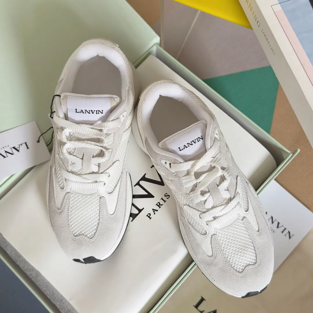 Top version: Couple model 290 Lanvin Lanvin's latest Jla series Couple model Mesh Thick sole Casual sports shoes Running shoes Original purchase, development and production This men's and women's sports shoes are light and comfortable, and the mesh design makes the uppers lighter. They are not afraid of stuffy feet, and the shoes look fashionable when paired with skirts and trousers. The upper is decorated with LANVIN's classic •J logo. The curved lines pay tribute to the circular element of the LANVIN logo, showing the brand's ingenuity. This shoe combines sports, fashion and craftsmanship. The delivery counter has exquisite packaging 🛍📦 ▪️ Fabric: Original customized mesh + cowhide ▪️ Lining: Original imported breathable mesh ▪️ Sole: Exclusive molded foam + TPU material ▪️ Bottom thickness: 4CM ▪️ Size: Women's 35-41 / Men's 39-45